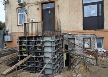 Gorzyce. Likwidują bariery architektoniczne przy urzędzie gminy