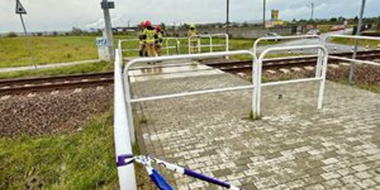 Chorzelów: Tragiczny wypadek na przejeździe kolejowym – zginęli 85-letni mężczyzna i jego wnuczka