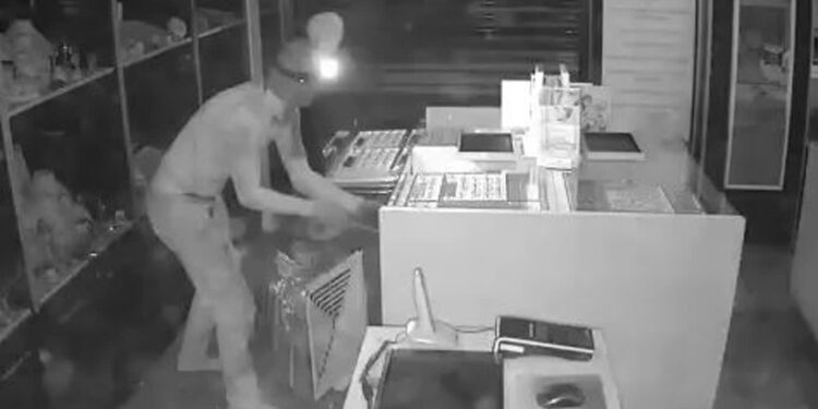 Mielec: Brawurowa kradzież w galerii handlowej – łupem padła biżuteria warta około milion złotych!