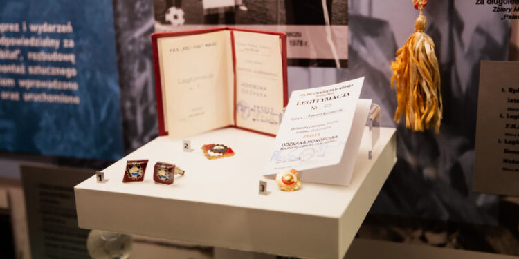 Mielec: Wyjątkowa gablota pamięci  poświęcona Edwardowi Kazimierskiemu