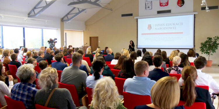 Stalowa Wola: Miejskie święto edukacji – wyróżnienia dla szkół i nauczycieli oraz stypendia dla uczniów