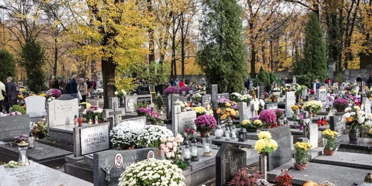 Mielec: Trendy na cmentarzach…