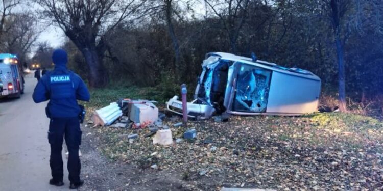 Linów: Przydrożna figurka zniszczona przez samochód osobowy