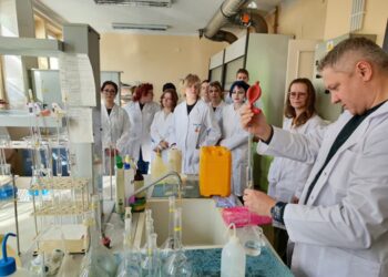 Tarnobrzeg: Młodzi analitycy z „Rolnika” w laboratorium Siarkopolu
