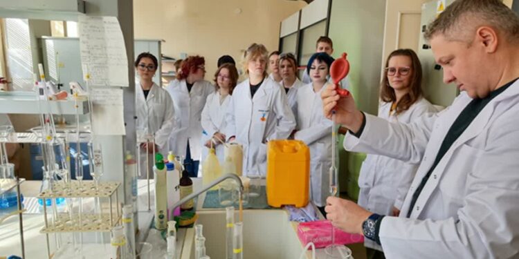 Tarnobrzeg: Młodzi analitycy z „Rolnika” w laboratorium Siarkopolu