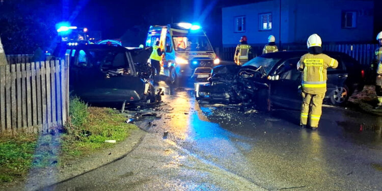 Wydrza: 5 osób rannych w wieczornym wypadku