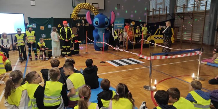 Mielec: Odblaskowy pokaz mody „Błyszcz w Ciemności”