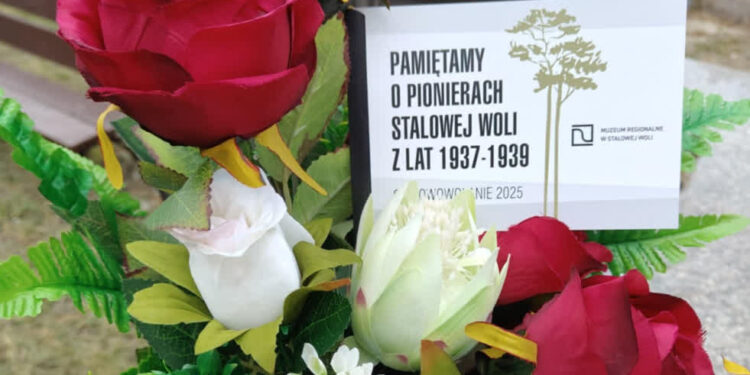 Stalowa Wola: Chorągiewki pamięci ozdobiły groby Pionierów