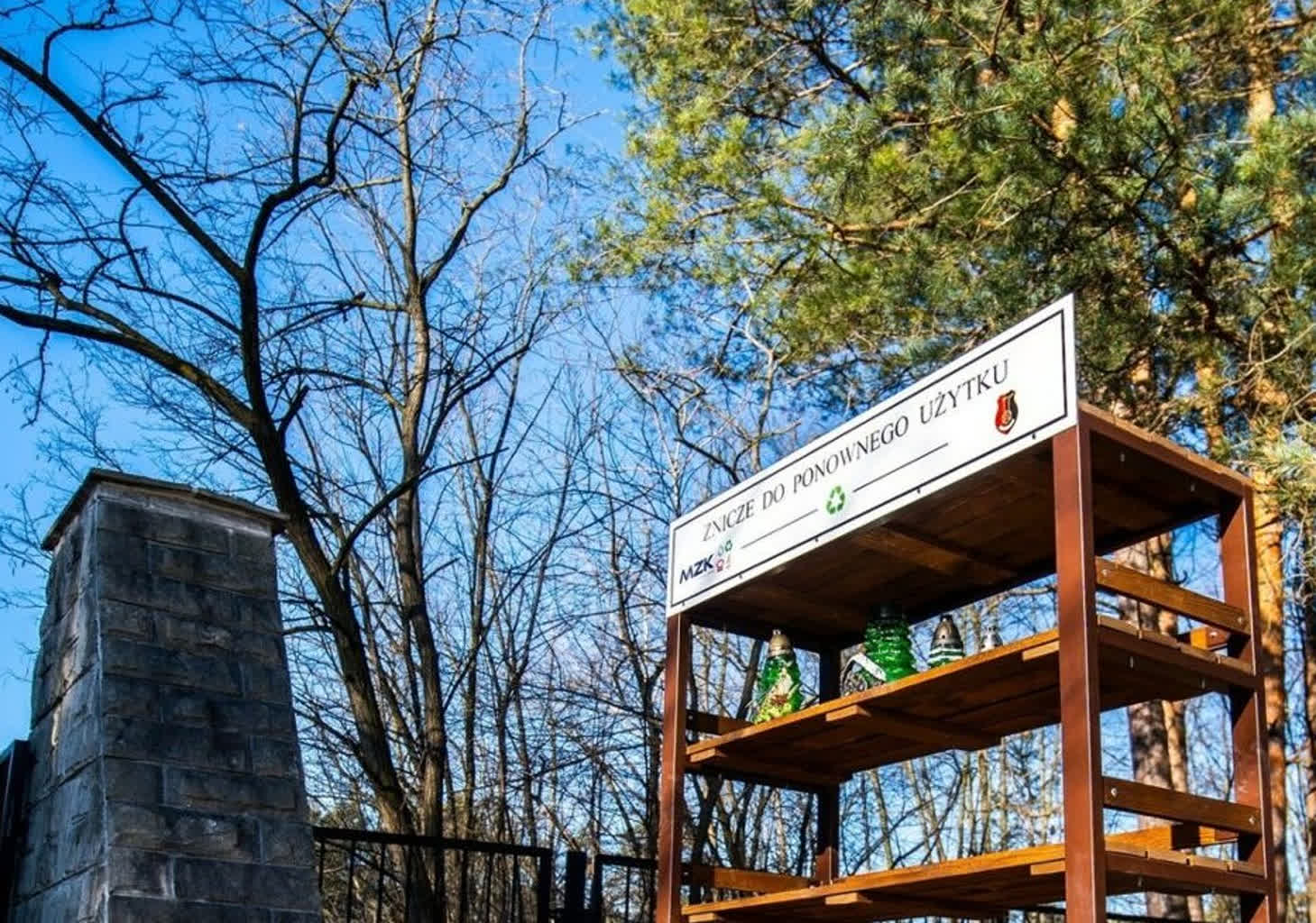 Stalowa Wola: Zamiast wydawać duze pieniądze na znicze można skorzystać z tych na półkach