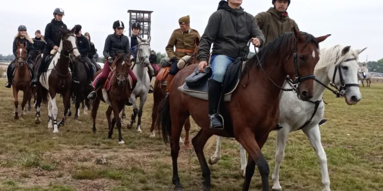 Nisko: Konna wyprawa po lasach, gonitwa za lisem, pokazy konne, przejażdżki bryczką i pieczony ziemniak – trzeci Niżański Rajd Konny za nami