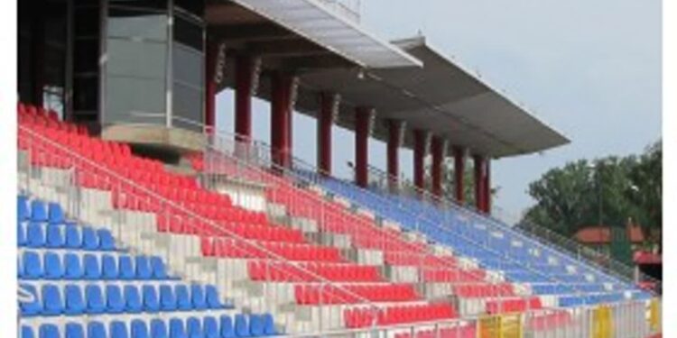 Sandomierz: Woda leje się z gniazdek. Czy będzie zadaszenie nad stadionem miejskim?