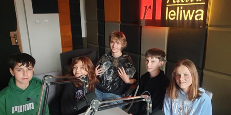 O radiu: Tosia, Cezary, Michał, Lena i Szymon