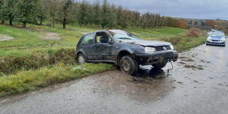 Zawichost: Dachowanie w rowie