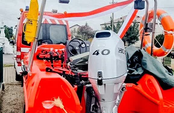 Łoniów: Uroczyste przekazanie i poświęcenie nowej łodzi ratowniczej