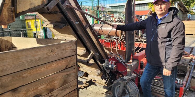 Sandomierz: Rozmowa z Krzysztofem Chmielewskim z Milczan – konstruktorem pierwszego w regionie kombajnu do zbierania jabłek