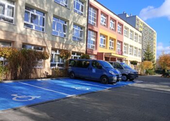 Stalowa Wola: Zespół Szkół Nr 6 Specjalnych doczekał się parkingu i bezpiecznych wjazdów na teren szkoły.