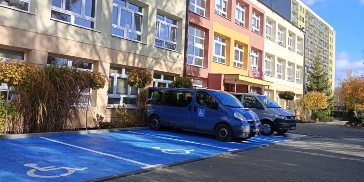 Stalowa Wola: Zespół Szkół Nr 6 Specjalnych doczekał się parkingu i bezpiecznych wjazdów na teren szkoły.