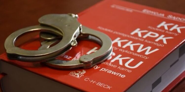 Sandomierz: Poszukiwany i kierujący z czynnym zakazem w rękach policjantów