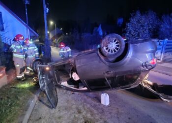 Sandomierz: Na ul. Wojska Polskiego dachował samochód