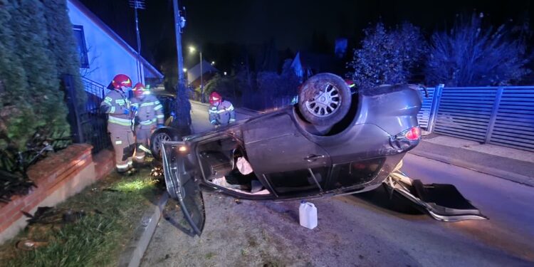 Sandomierz: Na ul. Wojska Polskiego dachował samochód