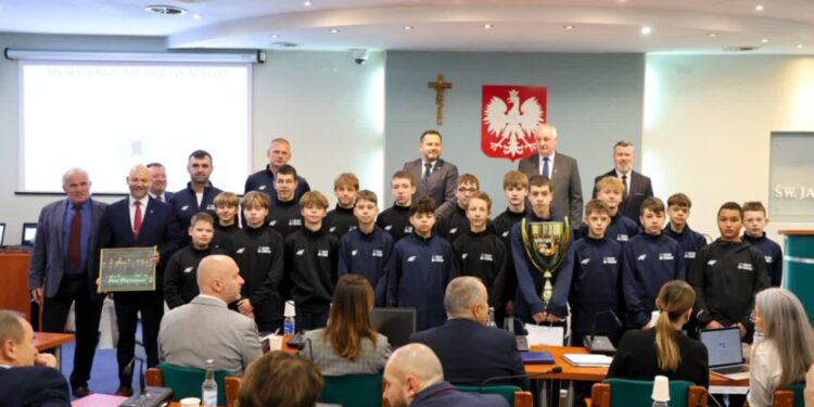 Mielec: Zwycięzcy turnieju „Z Orlika na Stadion” nagrodzeni  przez prezydenta miasta