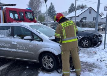 Sandomierz: Zderzenie dwóch samochodów osobowych na skrzyżowaniu drogi Ożarowskiej z Kwiatkowskiego