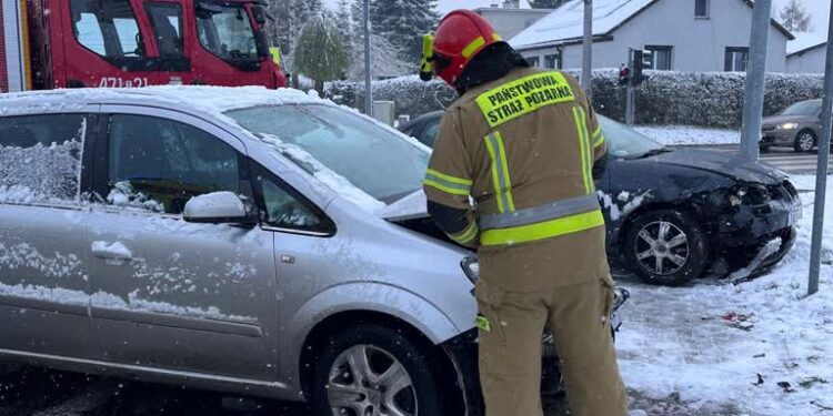 Sandomierz: Zderzenie dwóch samochodów osobowych na skrzyżowaniu drogi Ożarowskiej z Kwiatkowskiego