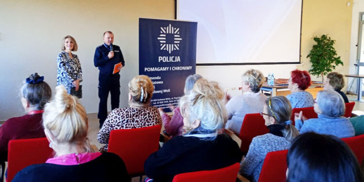 Stalowa Wola: Rozmawiali z seniorami jak zachować się w sytuacjach zagrożenia