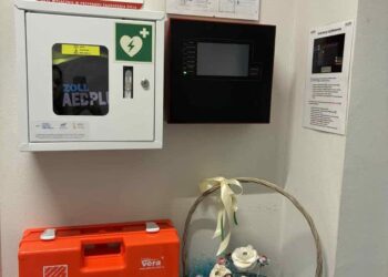 Łoniów: Pierwszy defibrylator AED już działa w ramach projektu „Bezpieczny Senior”