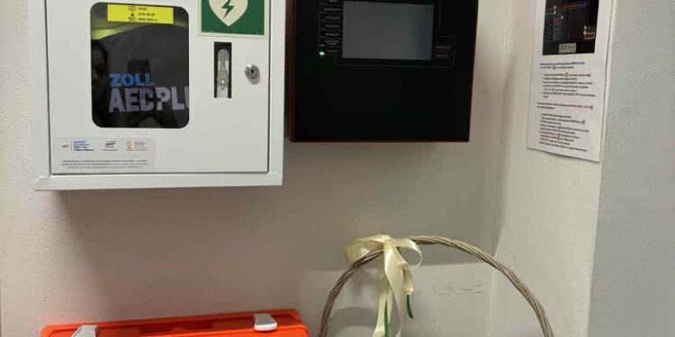 Łoniów: Pierwszy defibrylator AED już działa w ramach projektu „Bezpieczny Senior”