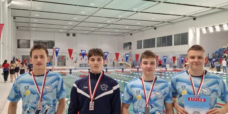 Tarnobrzeg: 31 medali UKS Delfin Tarnobrzeg w zawodach pływackich z okazji Święta Niepodległości
