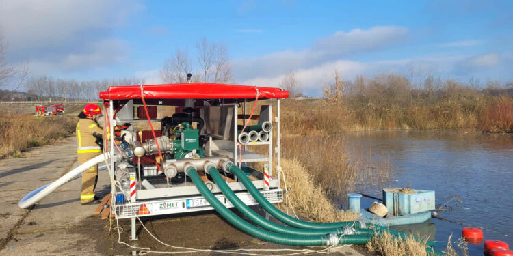 Sandomierz: Strażacy ćwiczyli nad Wisłą