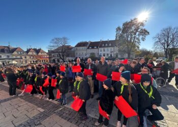 Sandomierz: Żywa flaga powstała na sandomierskim rynku