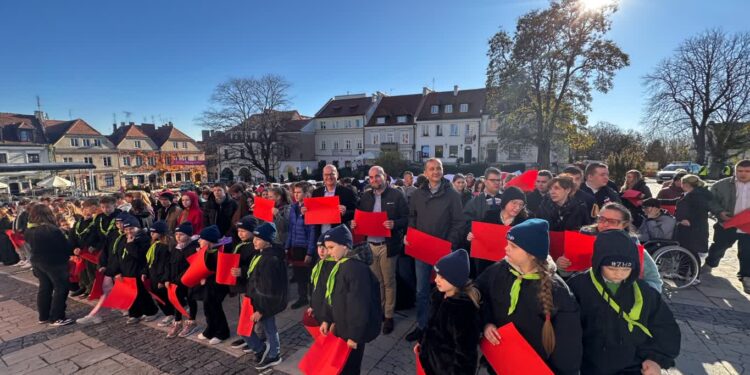 Sandomierz: Żywa flaga powstała na sandomierskim rynku