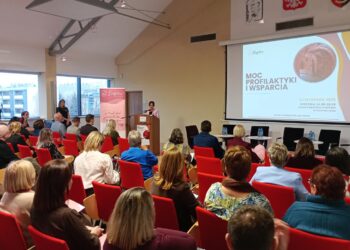 Stalowa Wola: Na konferencji o zrowiu i profilaktyce w walce z rakiem i o tym że rozmowy o chorobie nie musza byc trudne