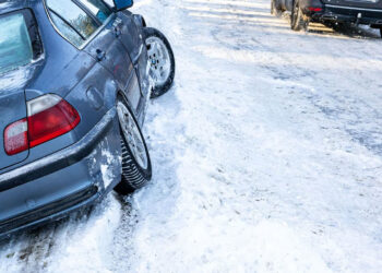 Stalowa Wola: Uwaga kierowcy! Opady śniegu i niskie temperatury to zmiana warunków jazdy