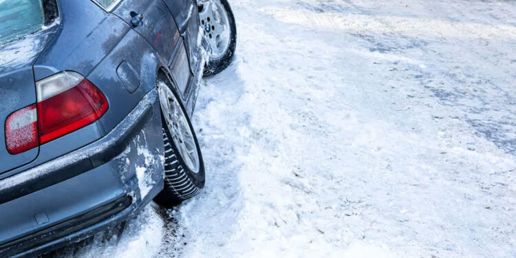 Stalowa Wola: Uwaga kierowcy! Opady śniegu i niskie temperatury to zmiana warunków jazdy