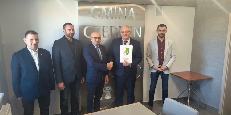 Czermin: Jest umowa  na budowę obiektu sportowo-kulturalnego w Czerminie