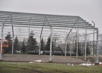 Mielec: Trwa montaż lodowiska na mieleckich błoniach