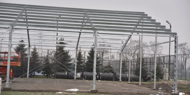 Mielec: Trwa montaż lodowiska na mieleckich błoniach