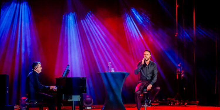 Połaniec: Wieczór pełen klasy i emocji – koncert Sławka Uniatowskiego w CKiSz w Połańcu