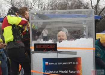 Tarnobrzeg. Zimno mu nie straszne. Spędził ponad 5 godzin zanurzony w lodzie