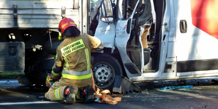 Tarnobrzeg: Kierująca busem wjechała w naczepę