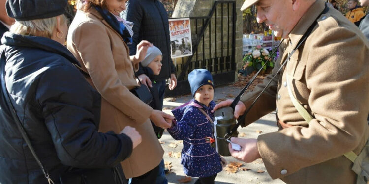 Stalowa Wola: Jubileuszowa kwesta na ratowanie zabytkowych nagrobków z rekordową zbiórką