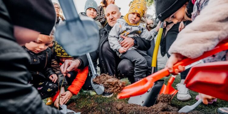Łoniów: Tysiąc Dębów na Tysiąclecie Korony Polski