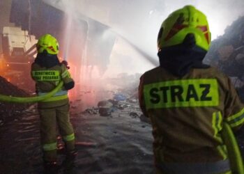 Stalowa Wola: Do godzin wieczornych w niedzielę trwało dogaszanie hali na ulicy Grabskiego – dziś decyzja o przekazaniu obiektu właścicielowi