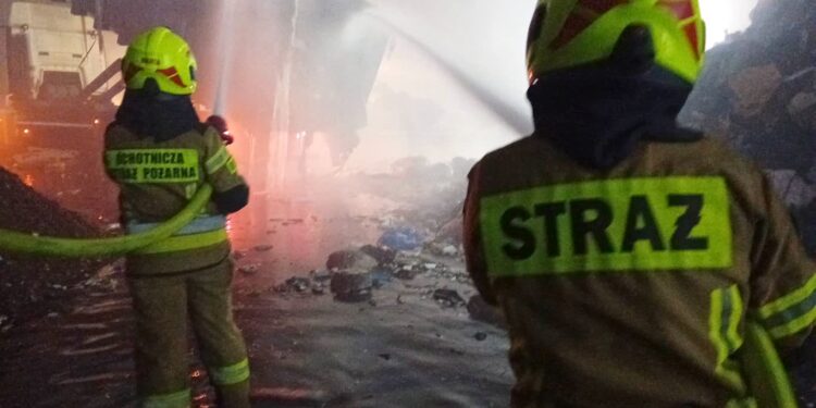 Stalowa Wola: Do godzin wieczornych w niedzielę trwało dogaszanie hali na ulicy Grabskiego – dziś decyzja o przekazaniu obiektu właścicielowi