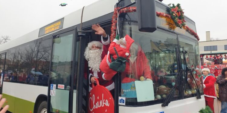 Tarnobrzeg: Parada Mikołajów rozgrzewała mieszkańców