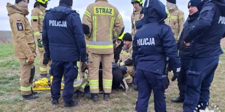 Opatów: 27-latka wyszła na spacer – następnego dnia znaleziono ją nieprzytomną w zaroślach