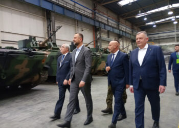 Stalowa Wola: W HSW odbyło się symboliczne przekazanie pierwszych Borsuków polskiemu wojsku